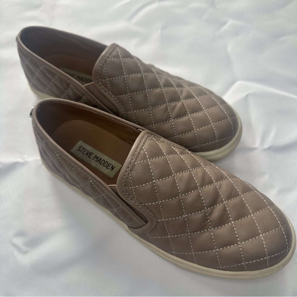 Steve Madden Ecentrcq tan beige quilted casual slip on shoes women’s 7.5